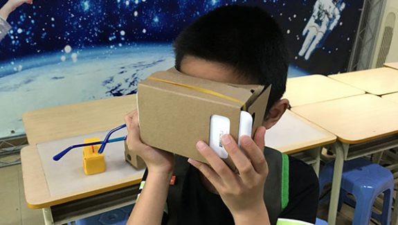 简易纸板VR眼镜DIY工作坊剪影